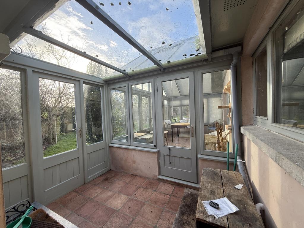 Lot: 124 - BUNGALOW FOR REPAIR AND REFURBISHMENT IN SOUGHT AFTER AREA - Rear entrance area